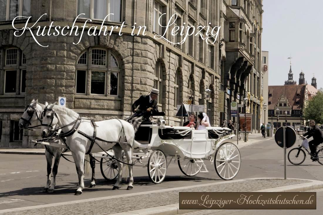 Foto: Klassische weie geschlossene Glaslandauer Hochzeitskutsche mit edlen Rappen am  Rathaus Leipzig