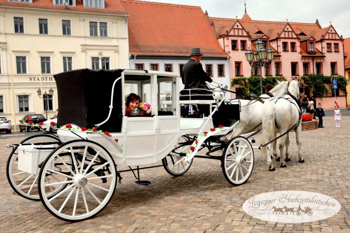 Rosengeschmckte Glaslandauer Kutsche zur Hochzeit am Standesamt am Markt in Zwenkau