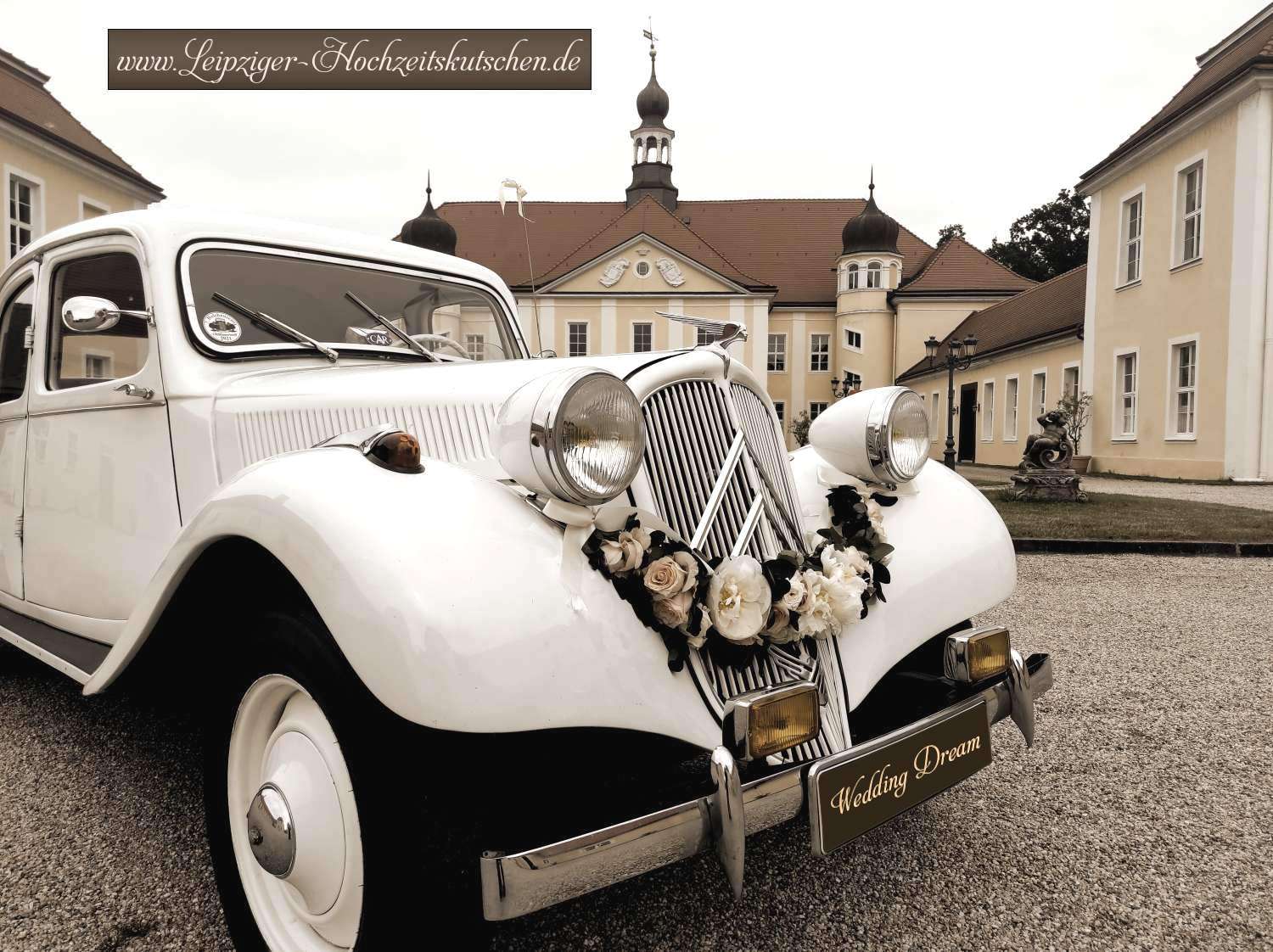 Blumenschmuck fam Citroen Hochzeitsauto