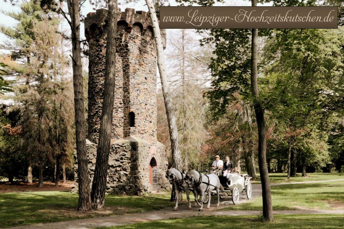 Weisse offene Landauer Hochzeitskutsche in Wurzen (Sachsen)