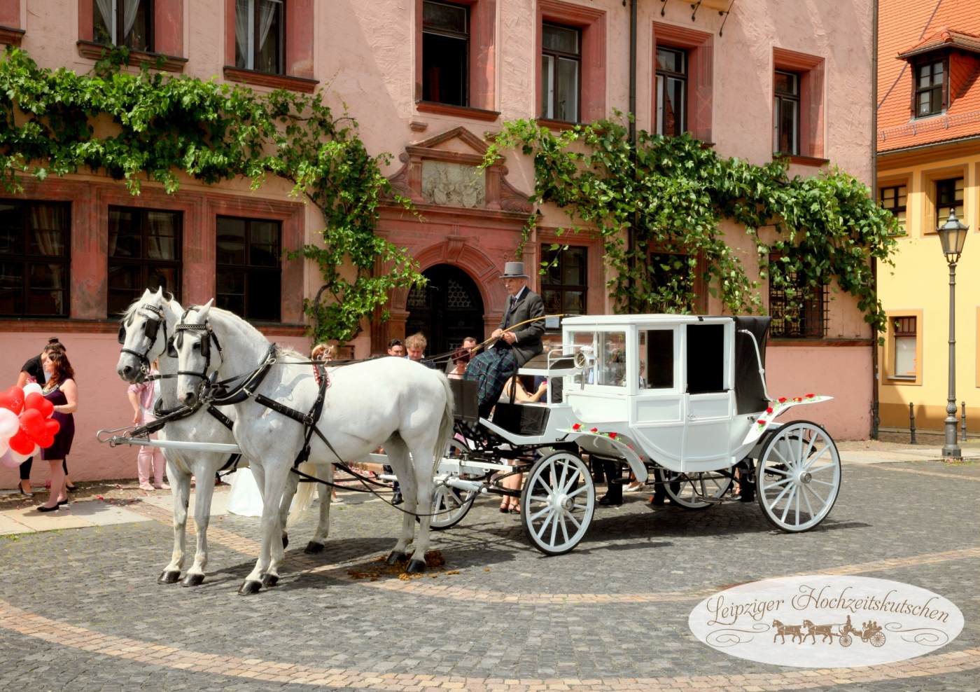 Weie Hochzeitskutsche am Standesamt Grimma