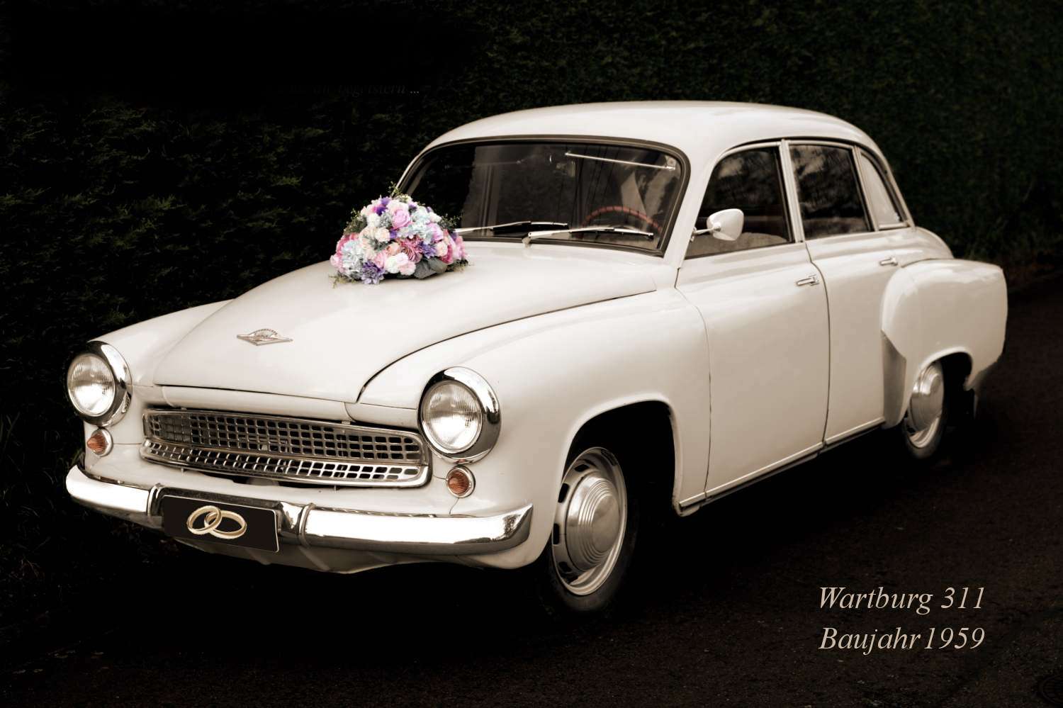 Vintage Rosengeschmckter Wartburg DDR Oldtimer zur Hochzeit am Standesamt Leipzig (Burgplatz)