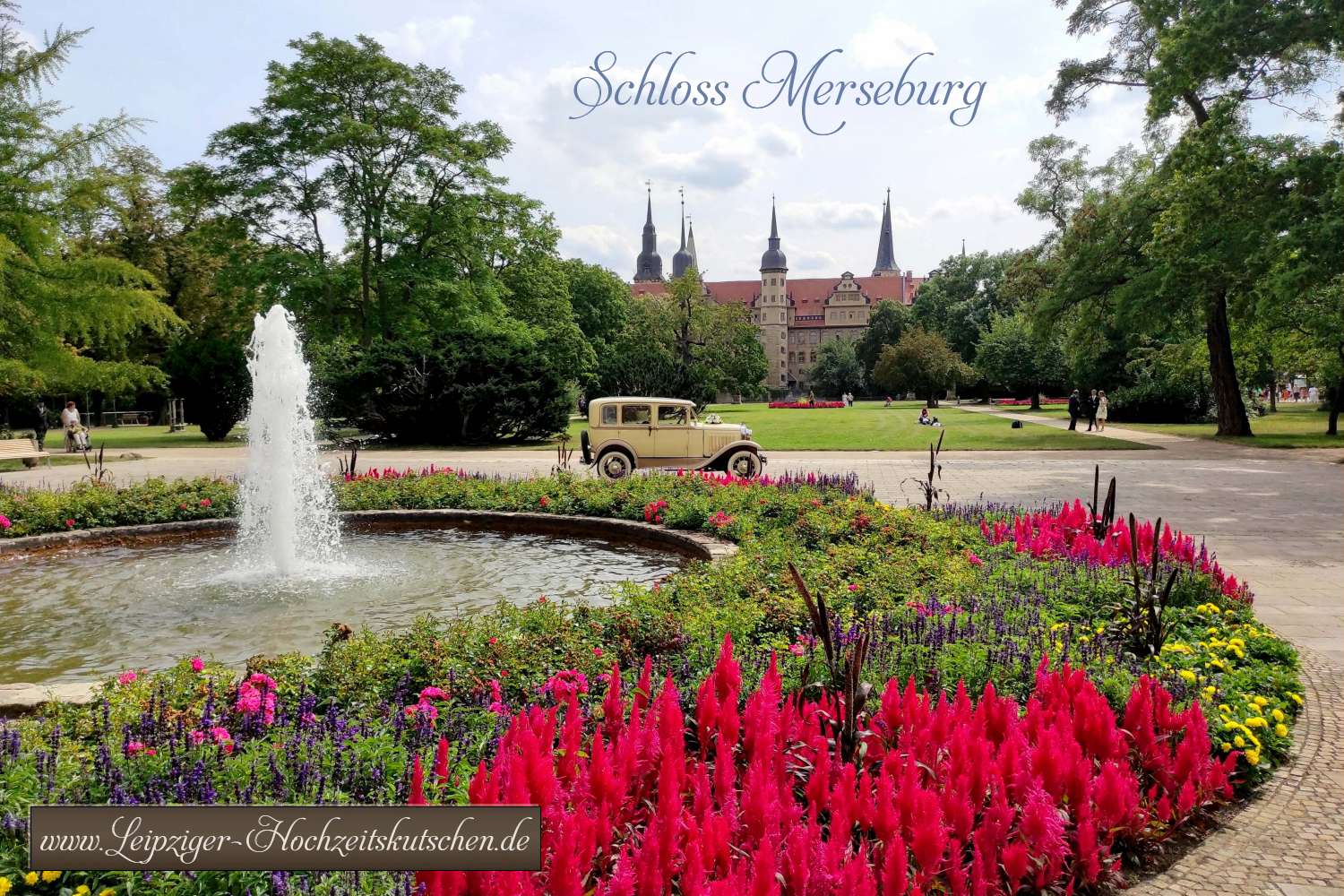 Heiraten in Merseburg: Hochzeitsfotograf mit Oldtimer im Schlossgarten mit Renaissanceschloss und Merseburger Dom im Hintergrund am Fluss Saale in Sachsen-Anhalt