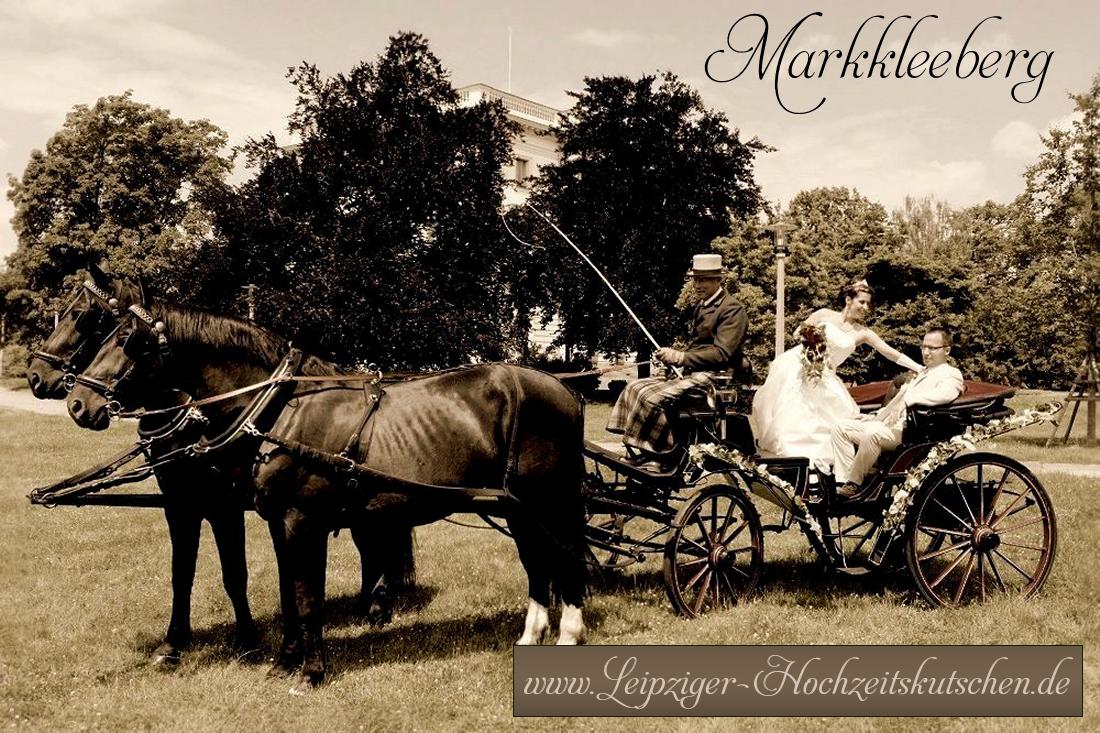 Foto: Klassische weie geschlossene Glaslandauer Hochzeitskutsche mit edlen Rappen am  Rathaus Leipzig