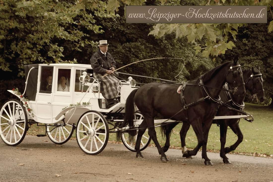 Weie Hochzeitskutsche am Standesamt Gropsna