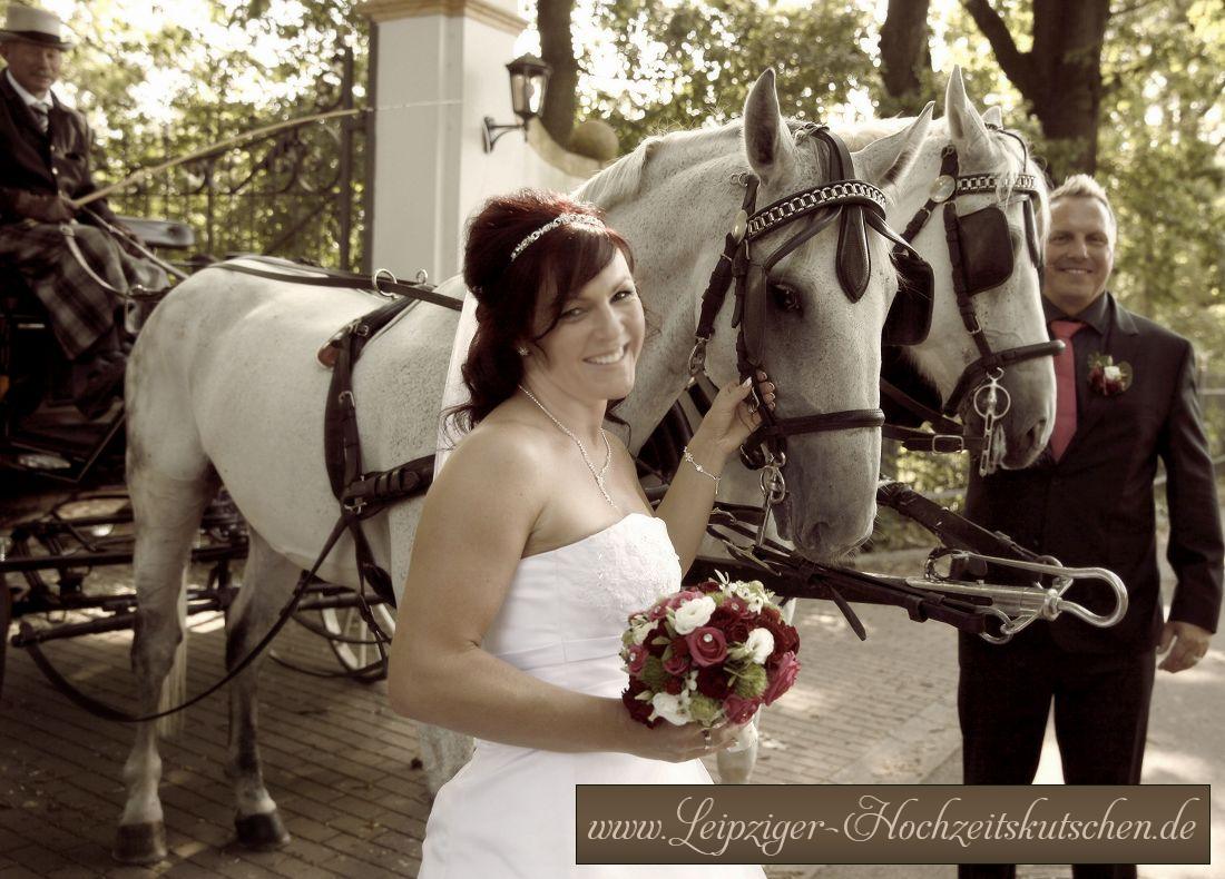 Brautpaar mit klassischer Pferdekutsche zur Hochzeit in Merseburg